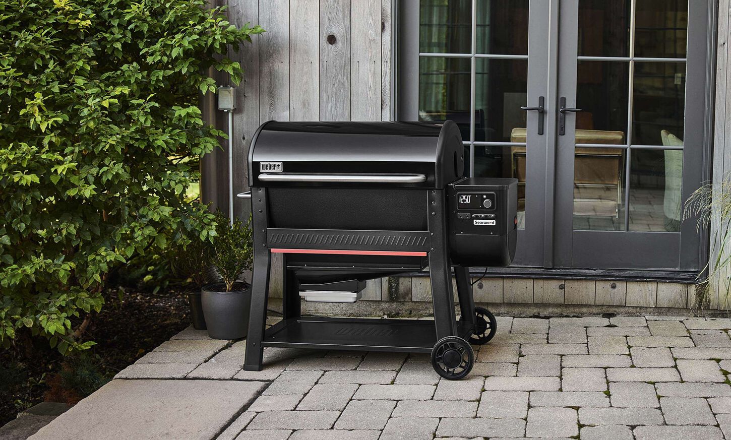 Weber Searwood XL 600 Pellet Smoker Grill in Black