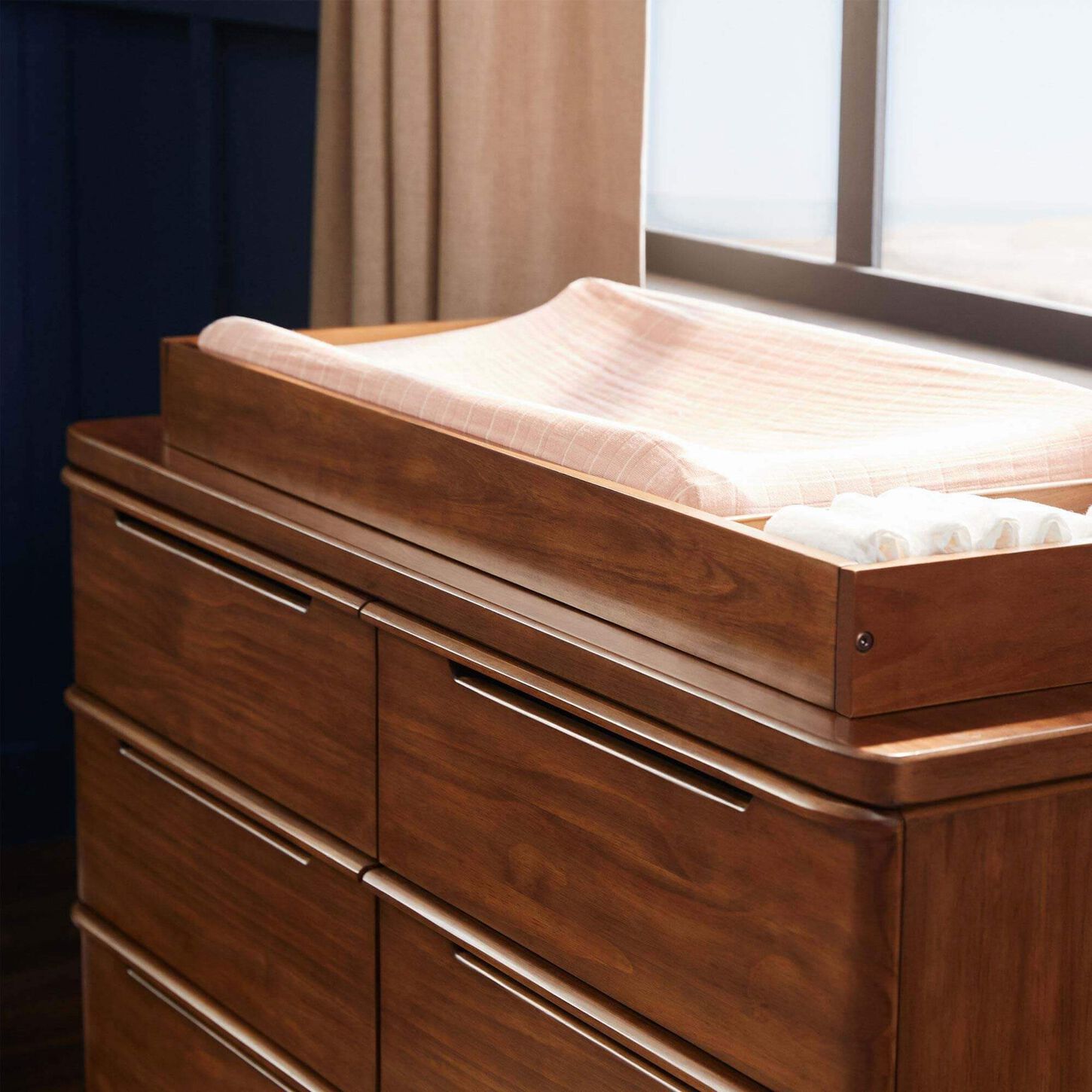 Maxi Cosi Embraced Forms 6-Drawer Dresser and Changer Top in Chestnut