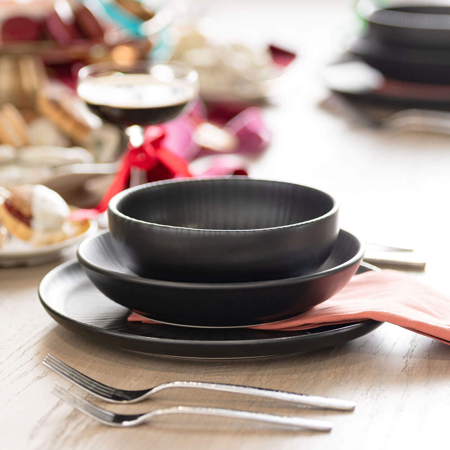Bowl and plate set with cutlery