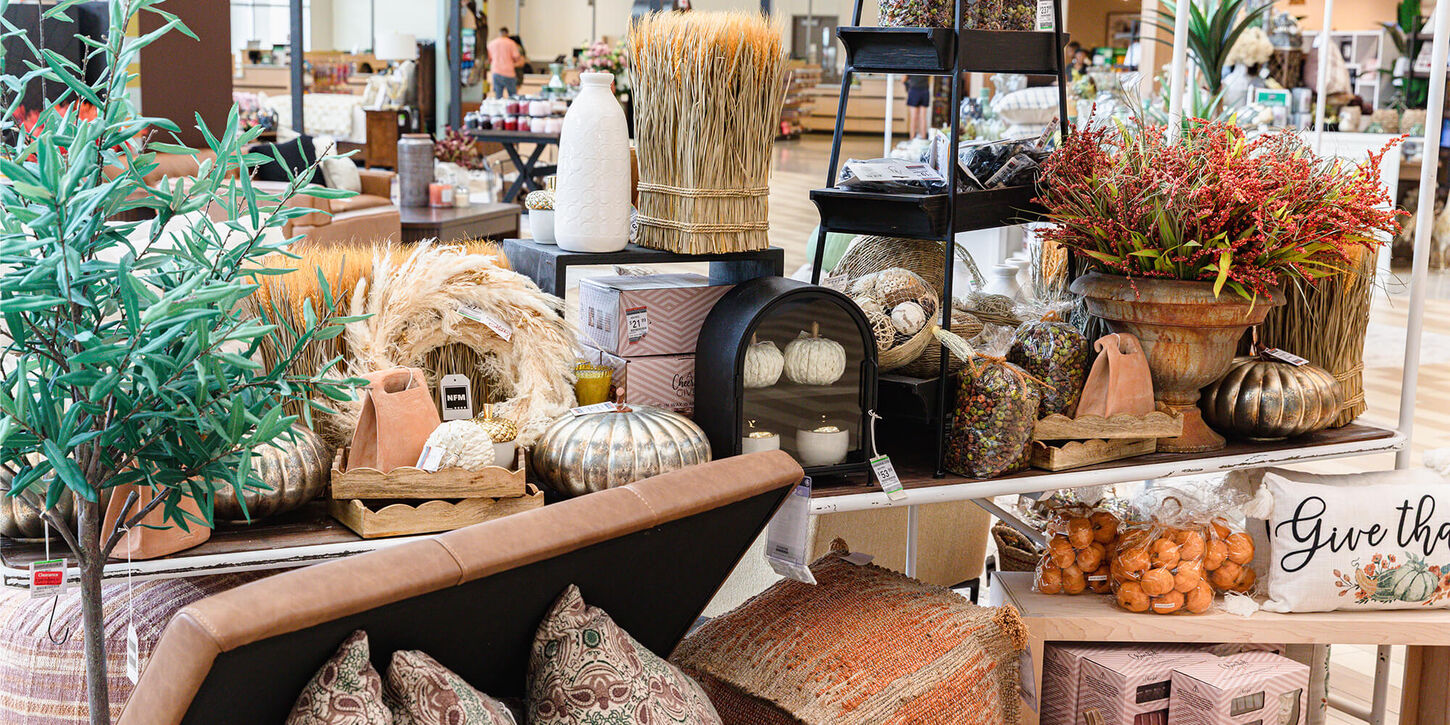 decorative accessories, plants, pillows and signs