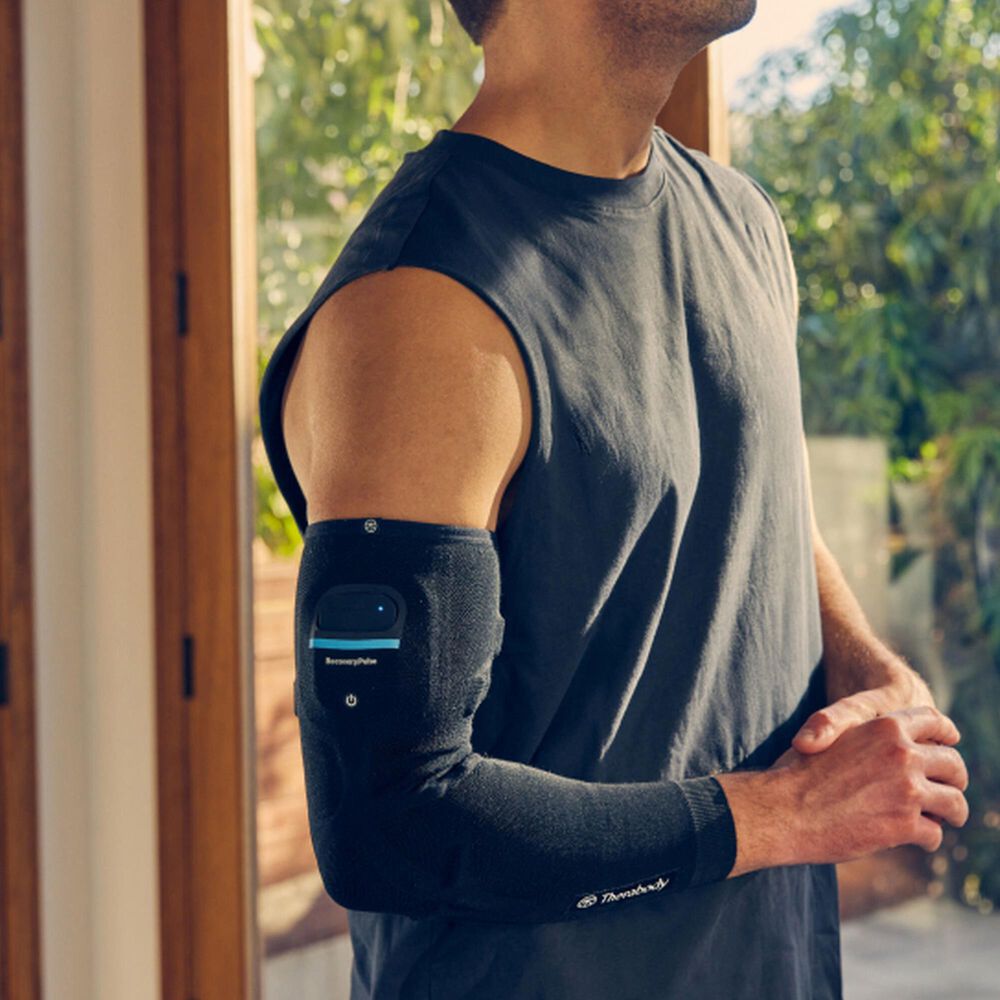Therabody RecoveryPulse Arm Sleeve Medium in Black, , large