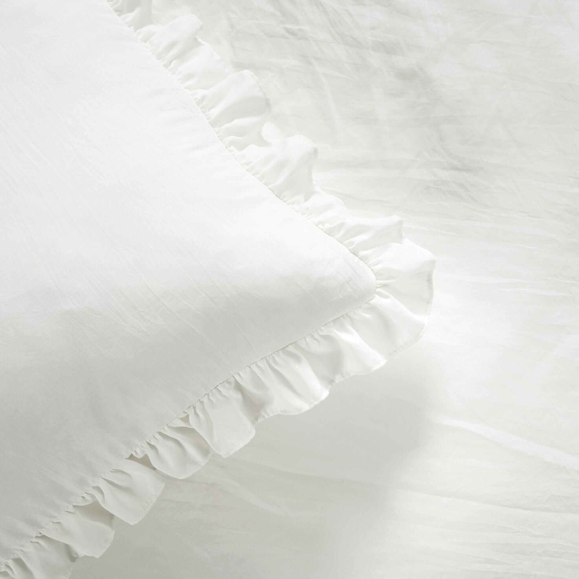 Black ruffle skirt deals 3 piece bedspread set