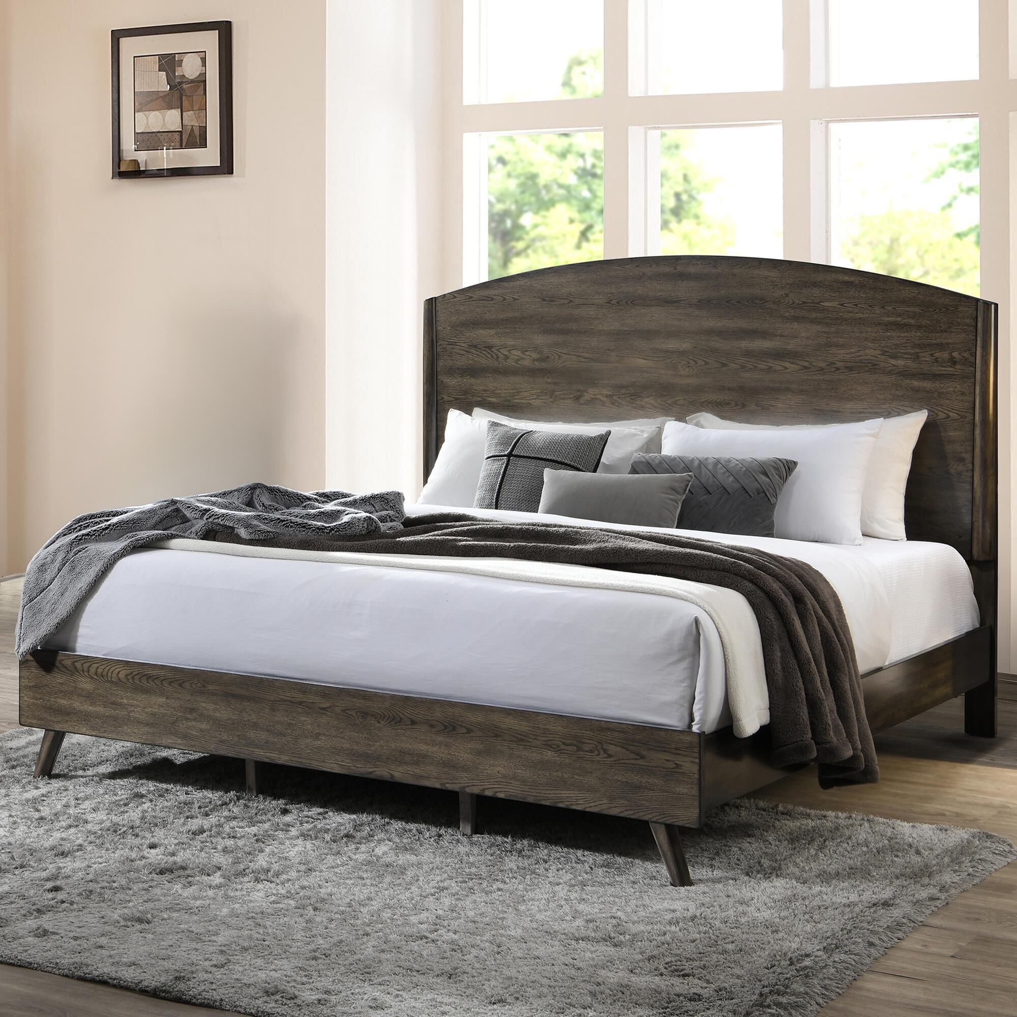 デレク New Heritage Rex Eastern King Panel Bed in Walnut