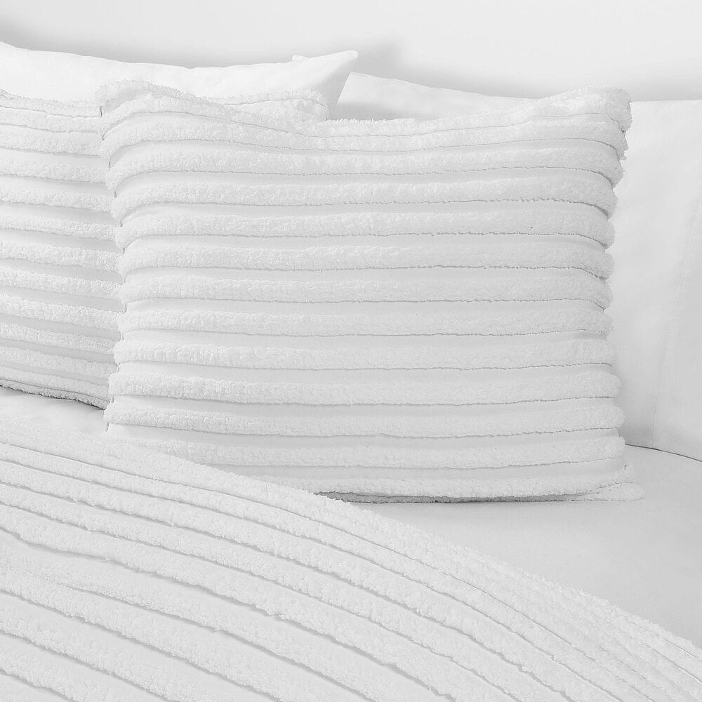 J. Queen New York Darby 3-Piece Full/Queen Comforter Set in White, , large
