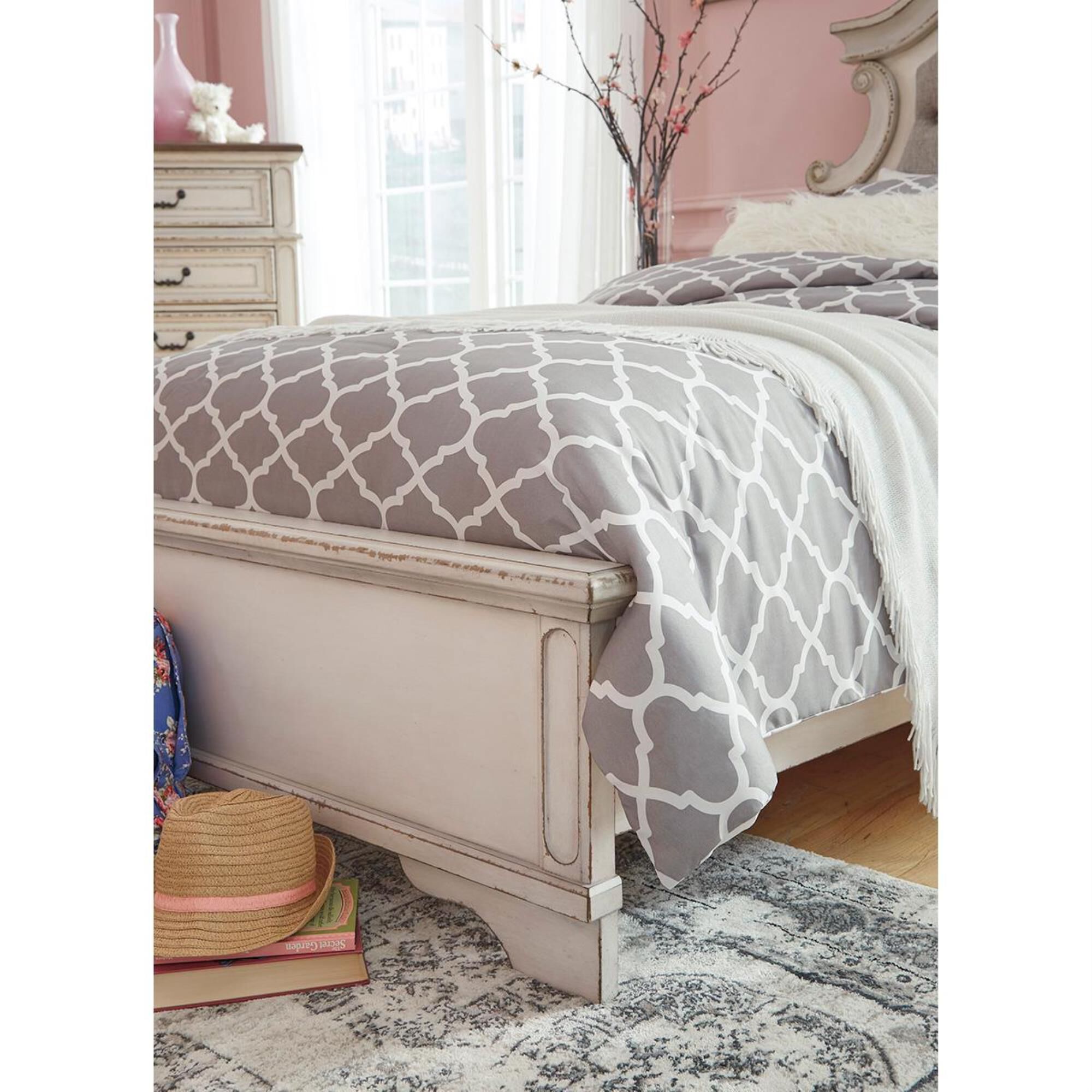 Realyn full top panel bed