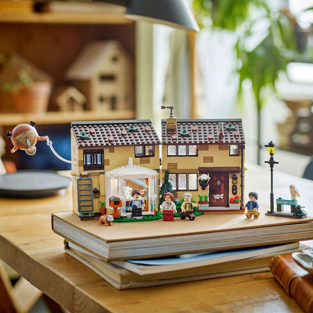 LEGO Harry Potter - Aunt Marge&#39;s Visit Privet Drive Building Set, , large