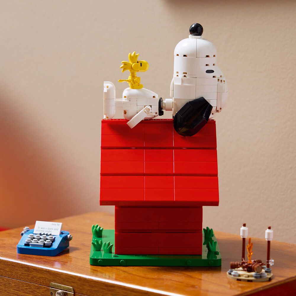 LEGO Ideas Peanuts Snoopy's Doghouse Building Set, , large