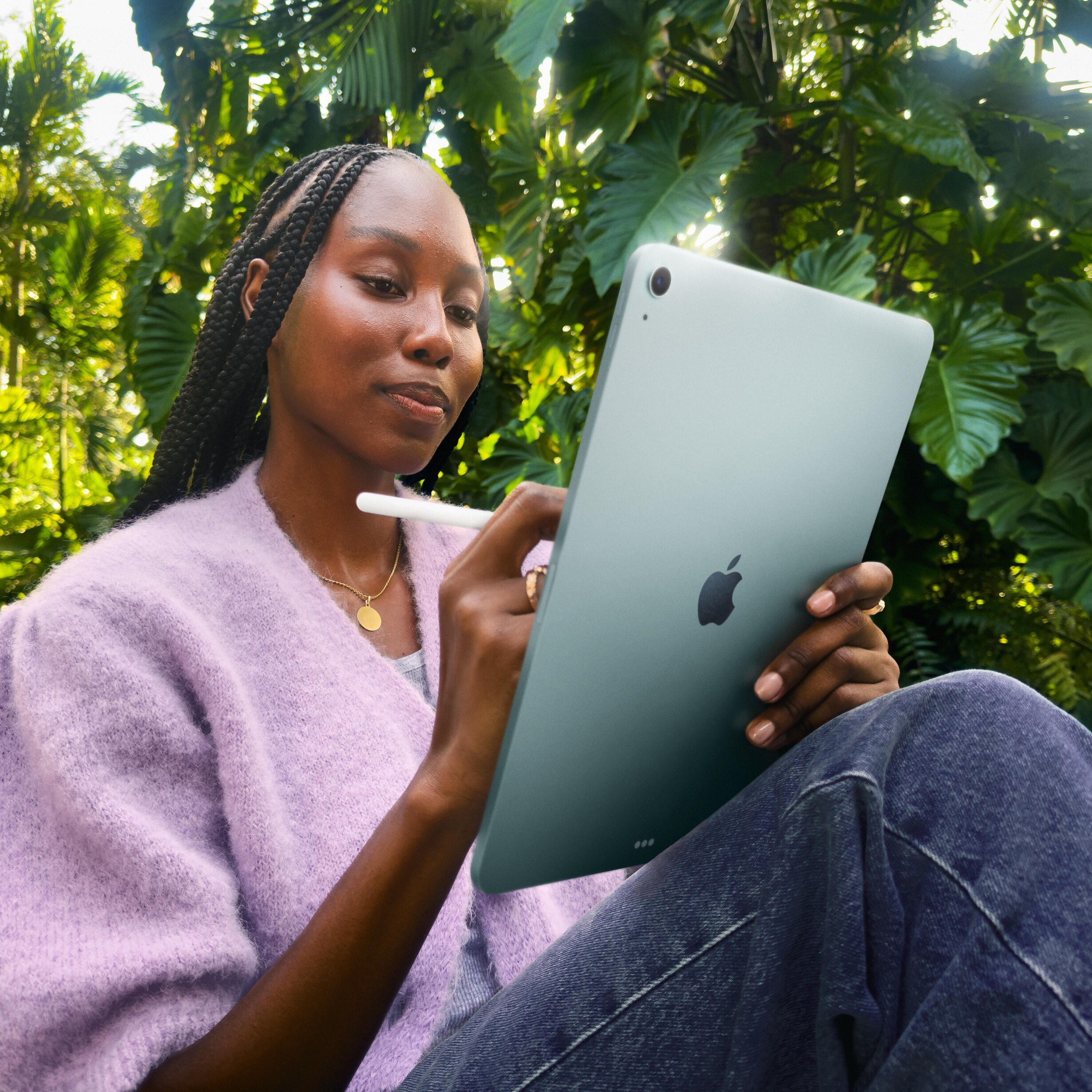 Apple 13-Inch iPad Air M4 Chip Wi-Fi 256GB in Starlight (Latest Model)