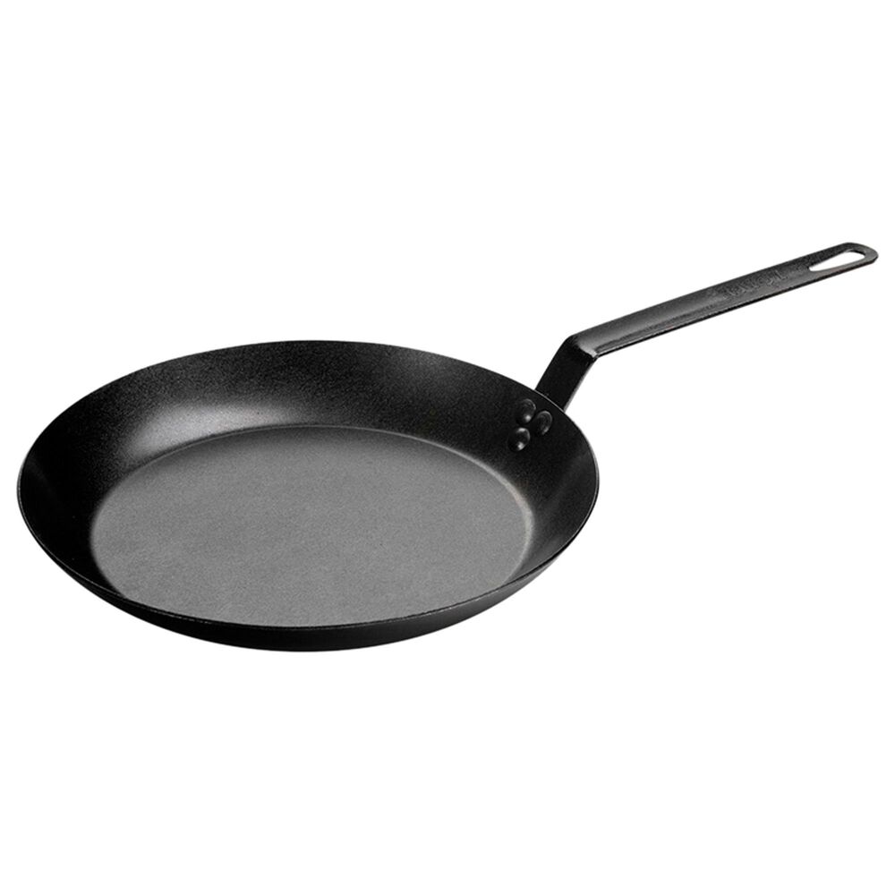 s Selling Lodge's Space-Efficient Cast-Iron Skillet $10