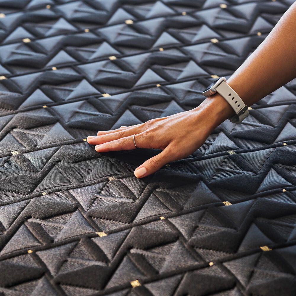 Beautyrest Black Hybrid Series 4 Plush Apex Top Full Mattress, , large