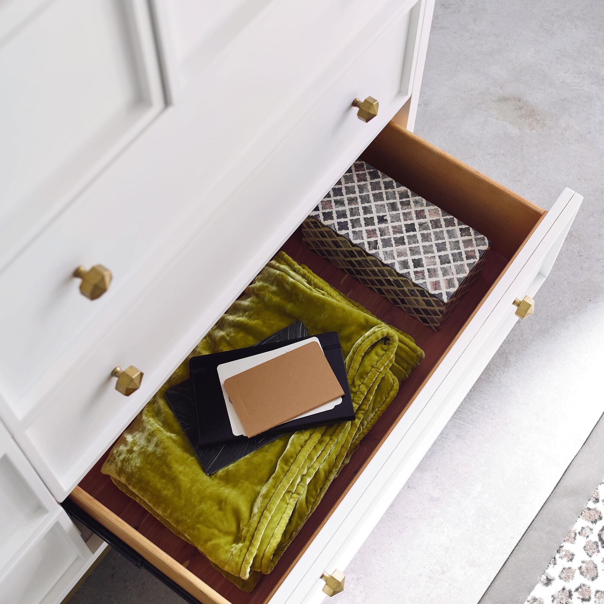 Legacy classic chelsea shop dresser in white