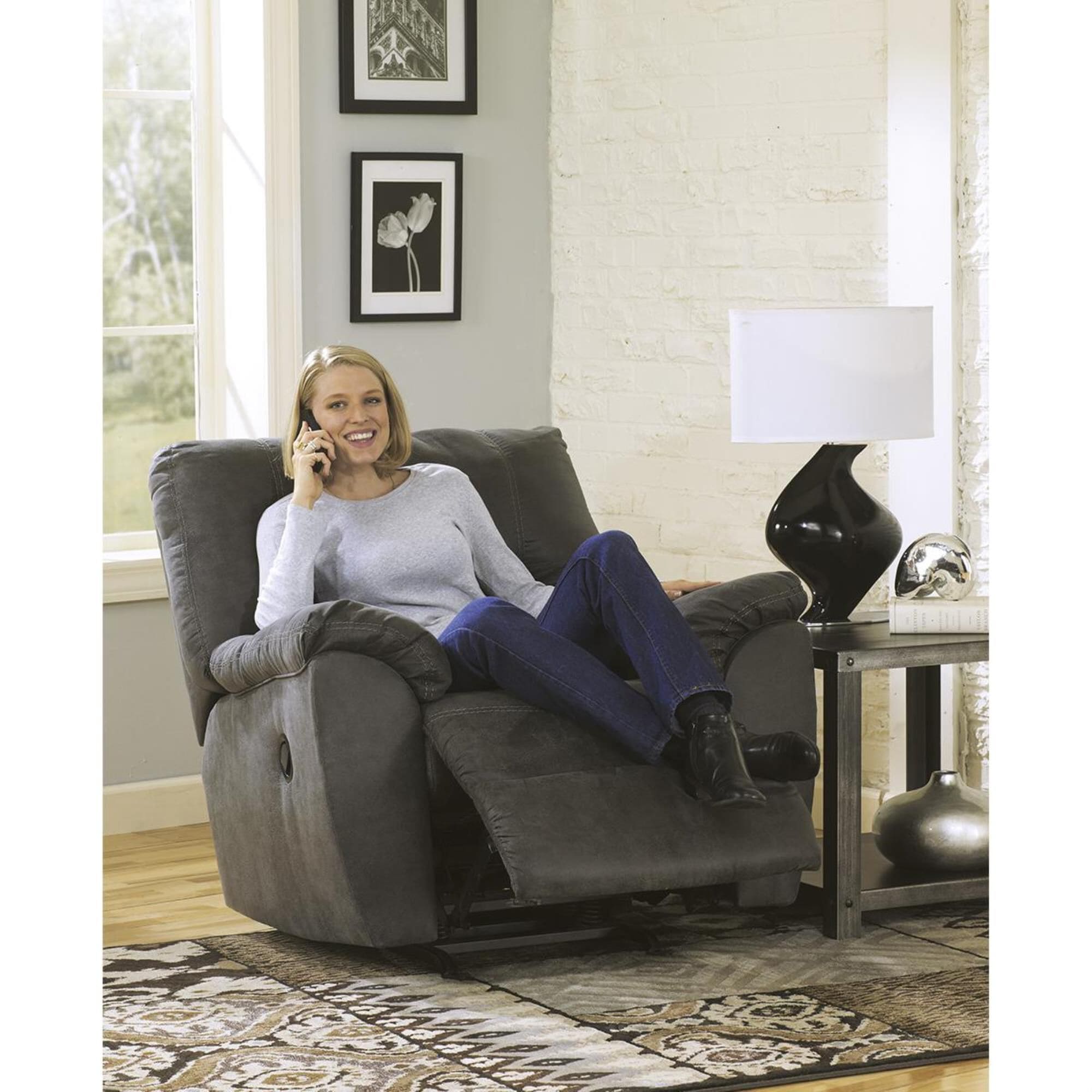 Manual rocker shop recliner chair
