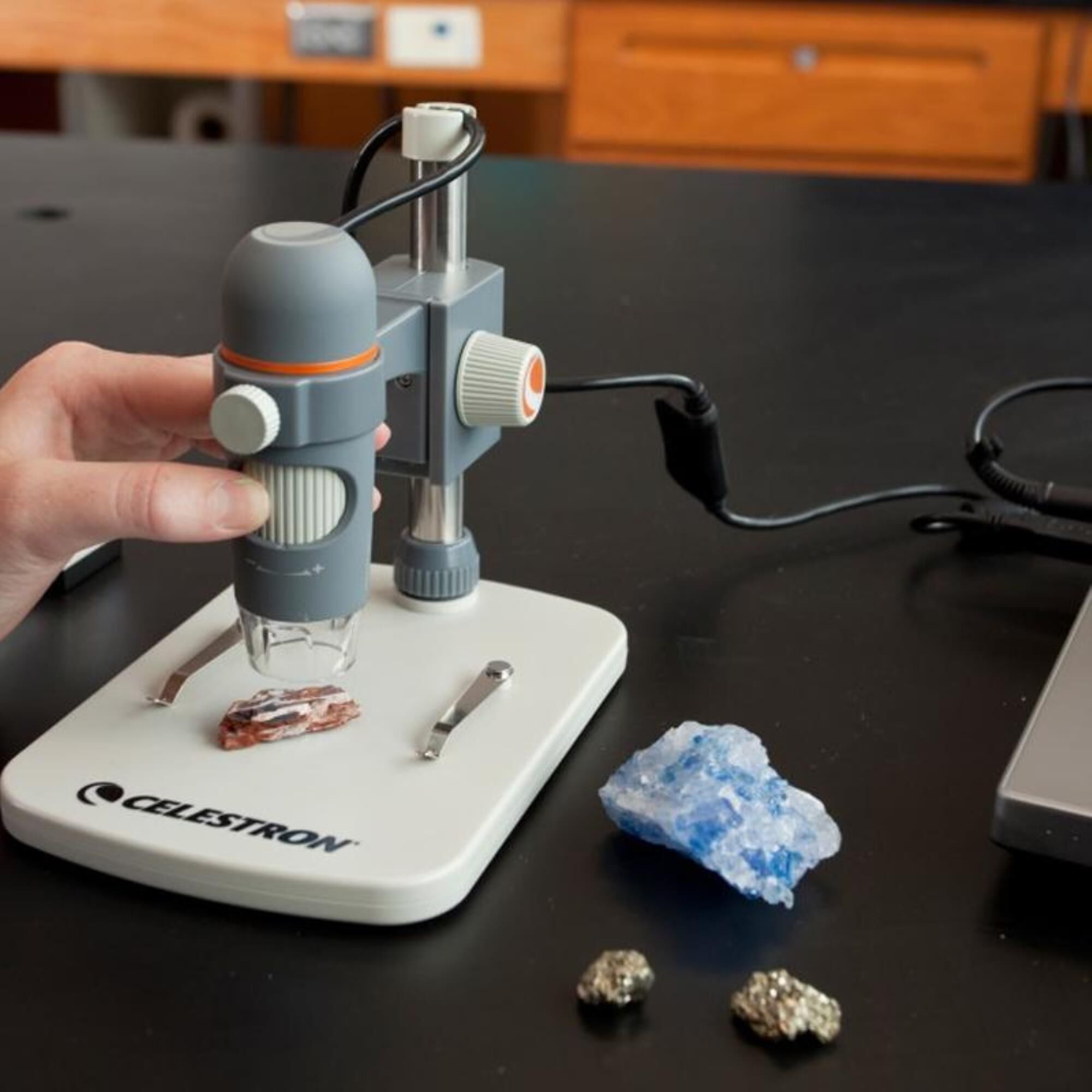 Celestron Handheld Digital Microscope Pro NFM