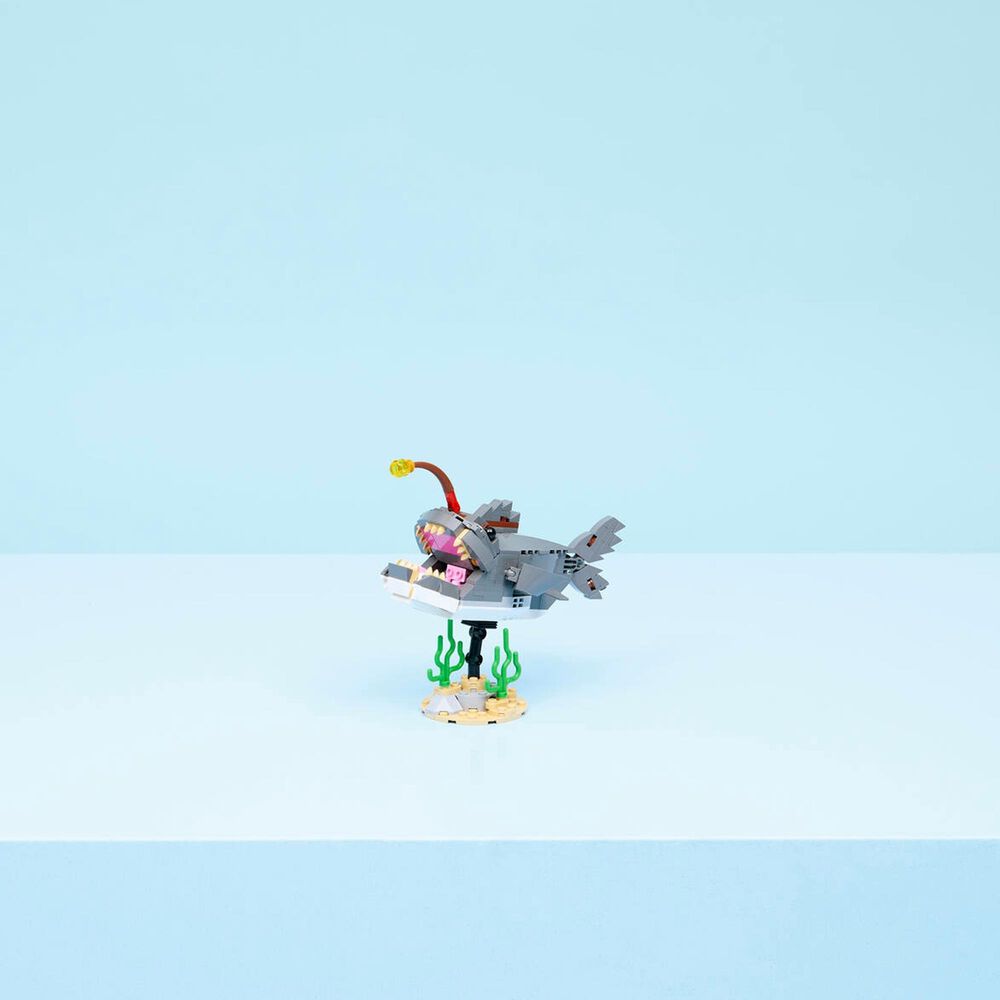 LEGO Creator Fierce Shark with a Treasure Chest Building Set, , large