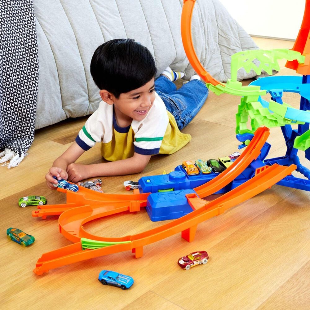 Hot Wheels Stunt Tracks Mid-Air Crash Playset with 1:64 Scale Vehicles in Multicolor, , large