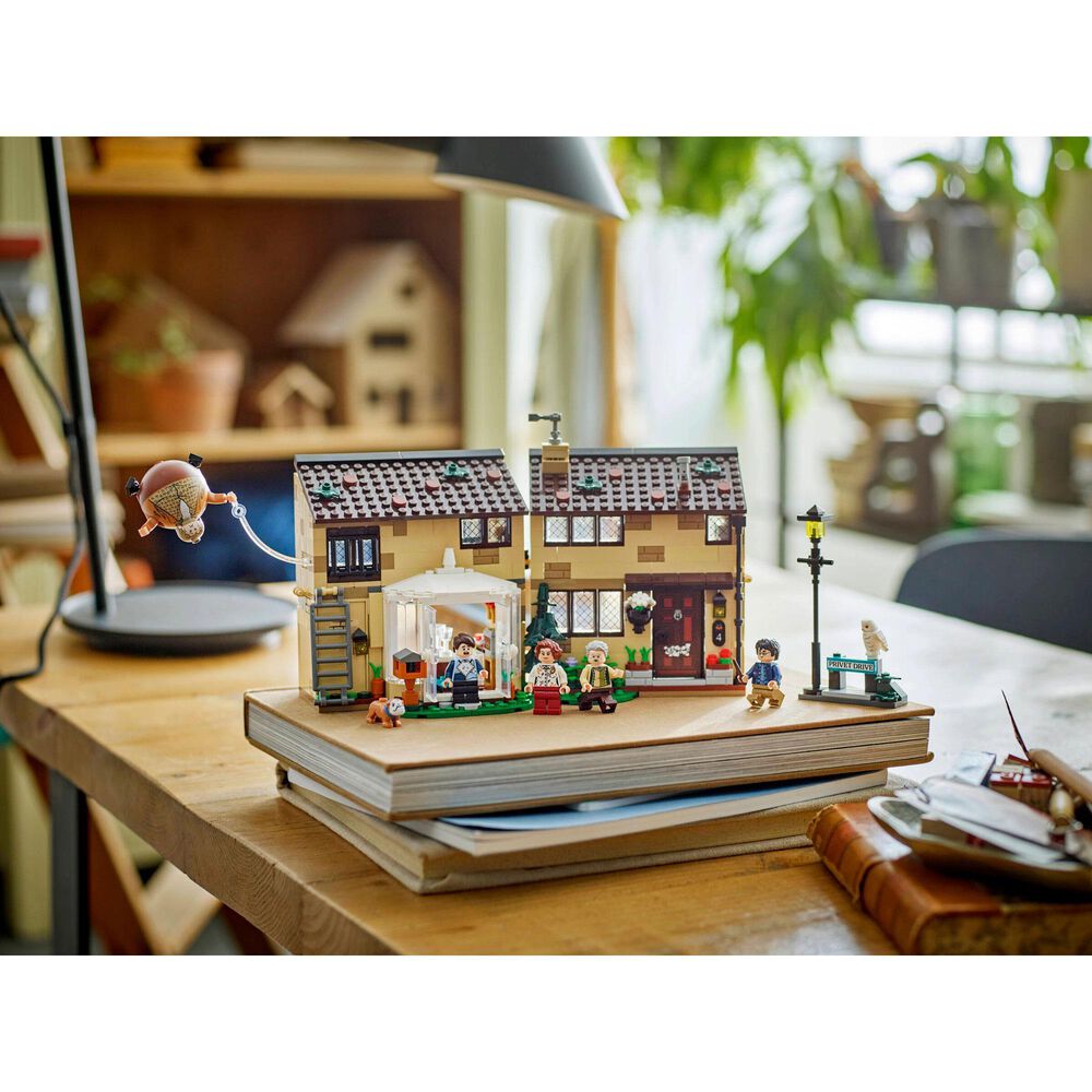 LEGO Harry Potter - Aunt Marge&#39;s Visit Privet Drive Building Set, , large