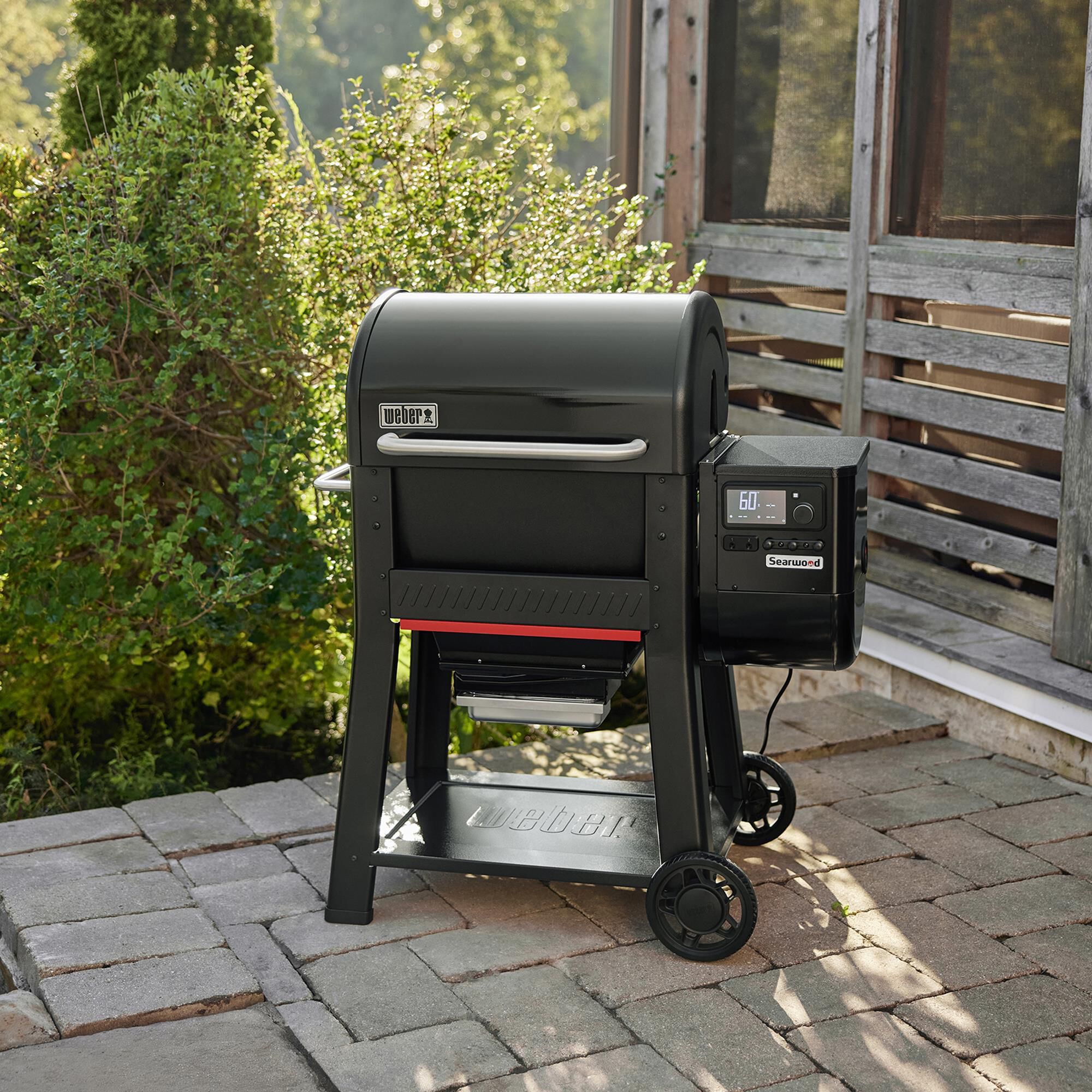 Weber Searwood 600 Pellet Grill in Black NFM