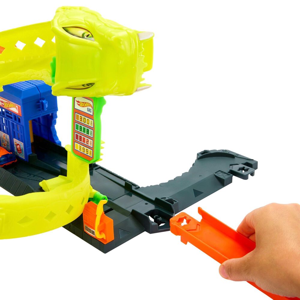 Hot Wheels Snake Spiral Attack Playset with 1:64 Scale Die-Cast Toy Car in Multicolor, , large