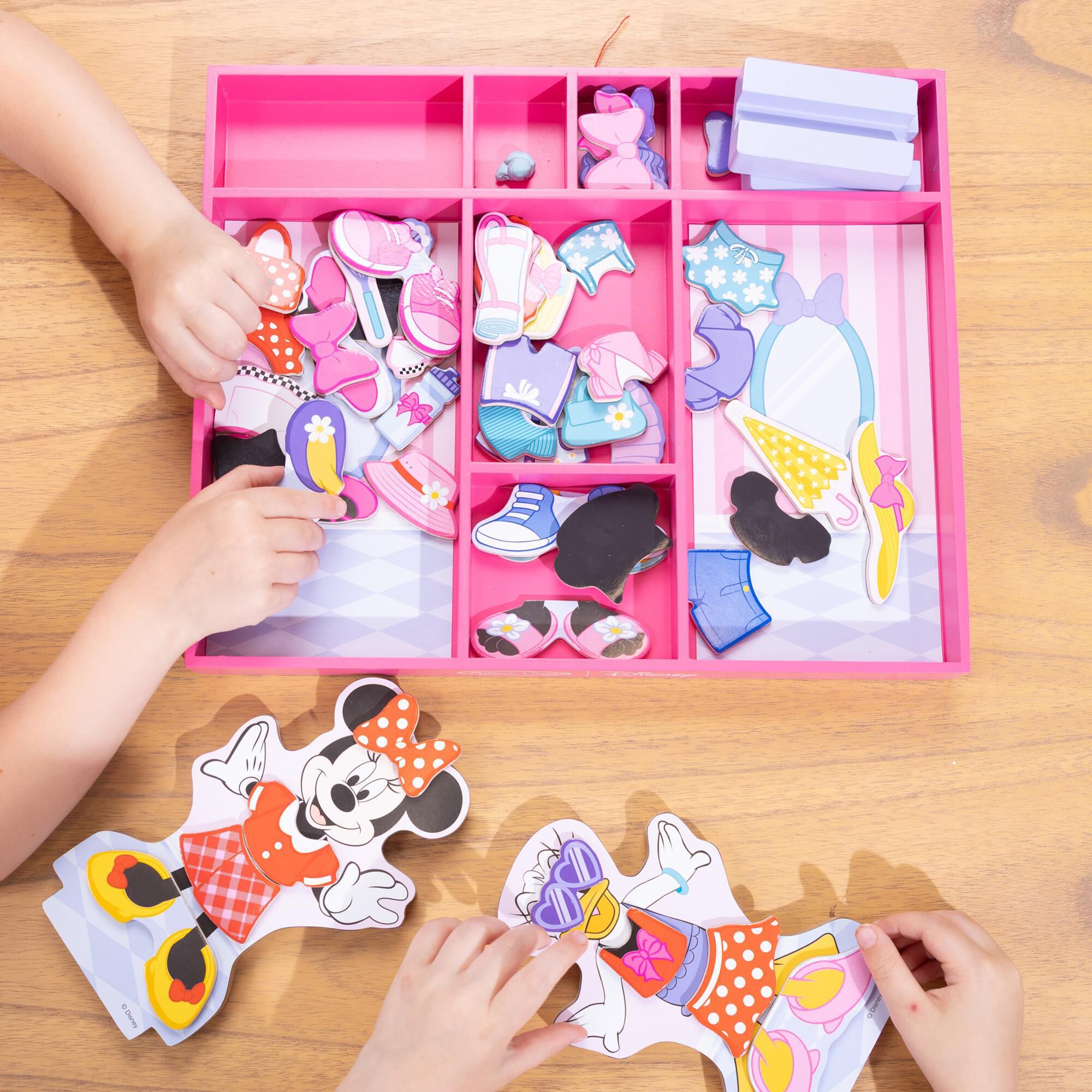 Minnie Couture haco. 着せ替え服セットディズニー Melissa & Doug Disney Magnetic Dress Up Minnie & Daisy