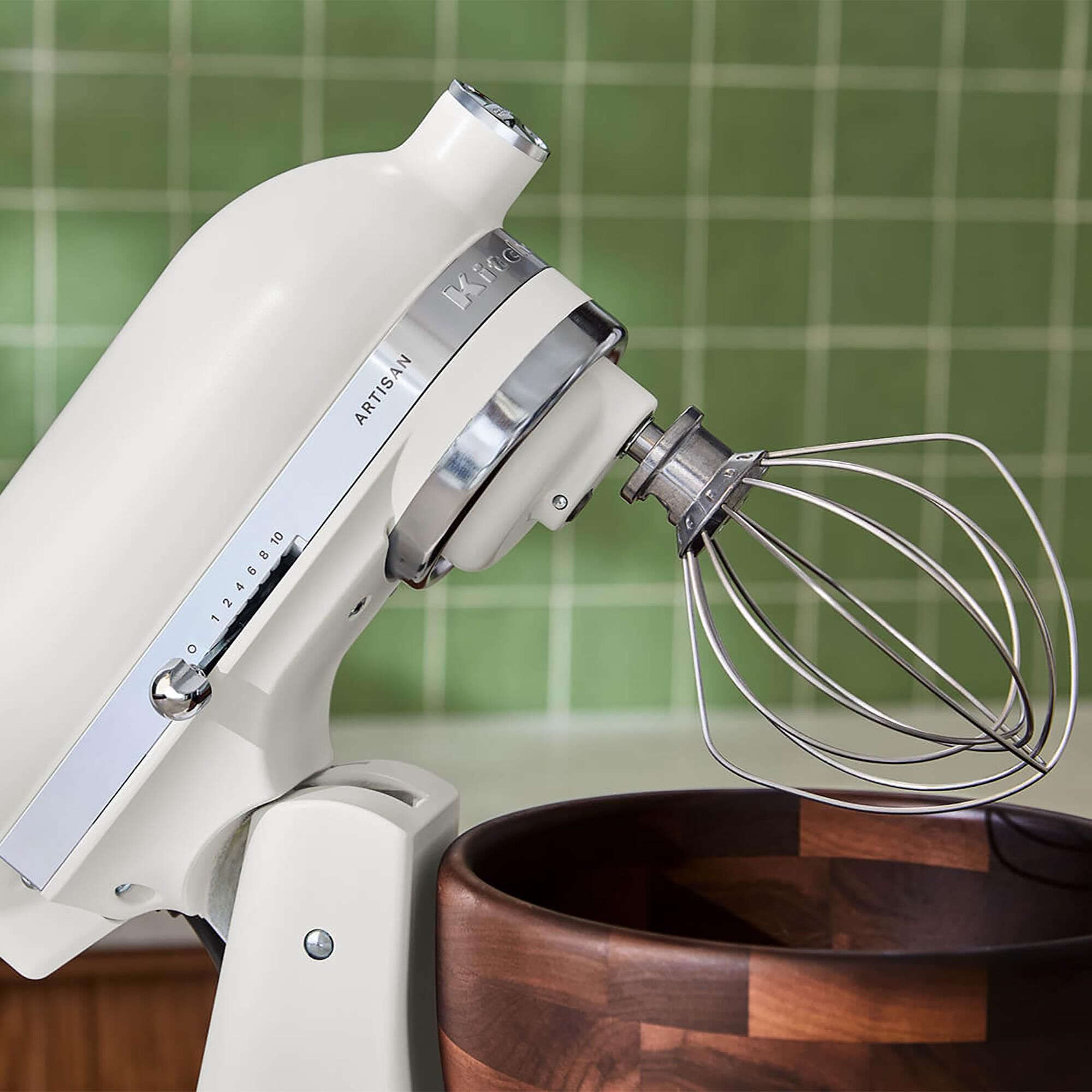 KitchenAid Artisan ホワイト ミキサー (米国購入品) KitchenAid 5-Quart Tilt-Head Stand Mixer with Walnut Wood Bowl in
