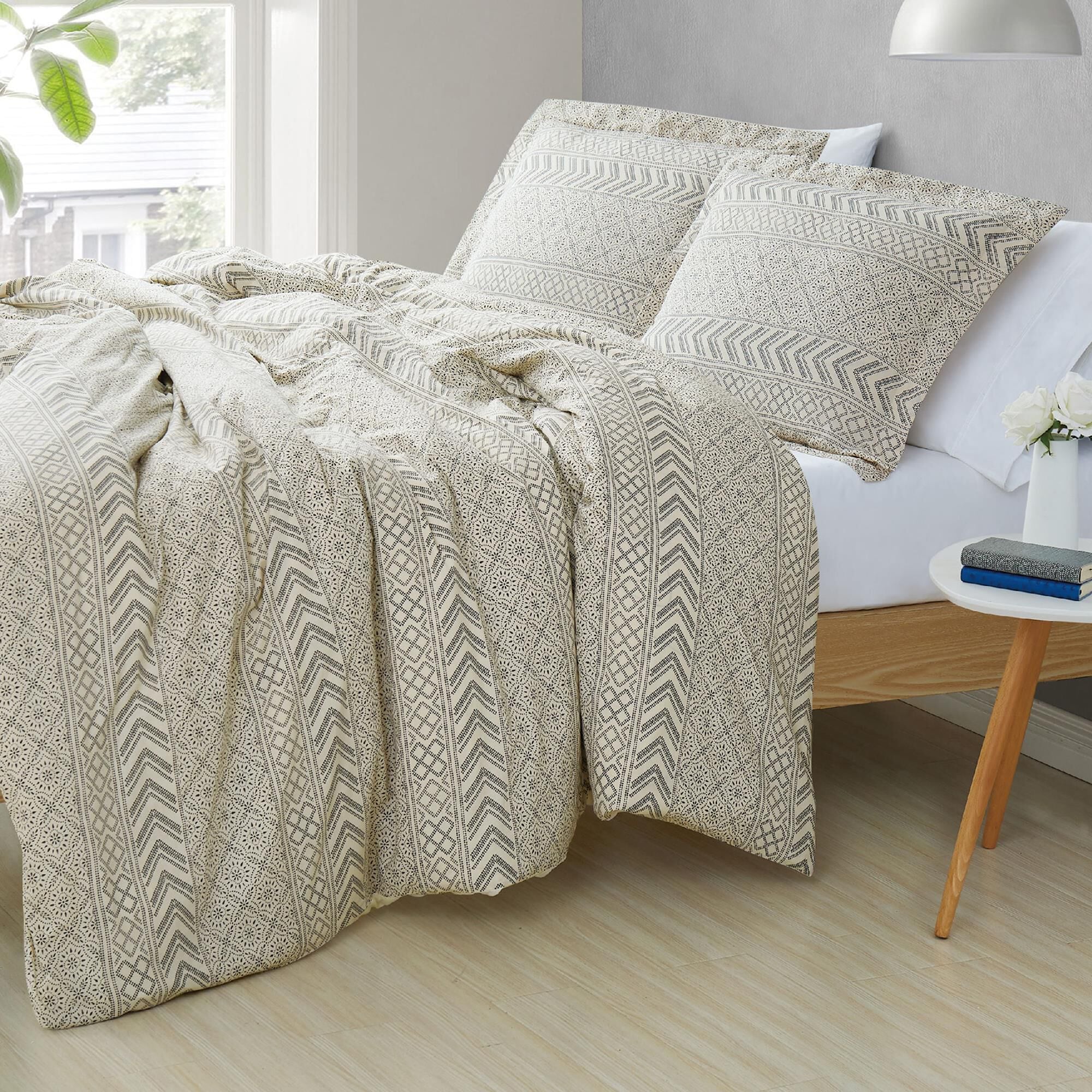 Cream outlet king comforter