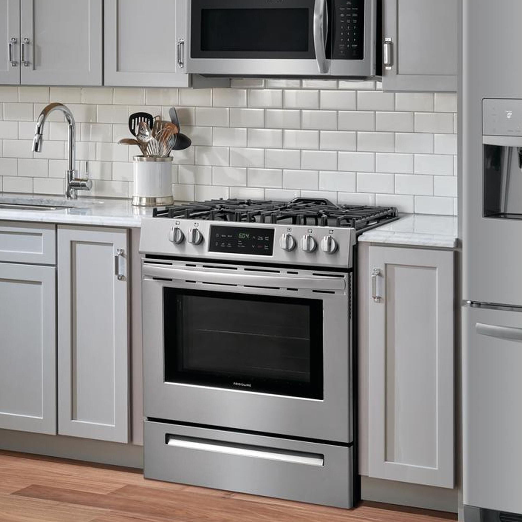 frigidaire stove cfeh3054us