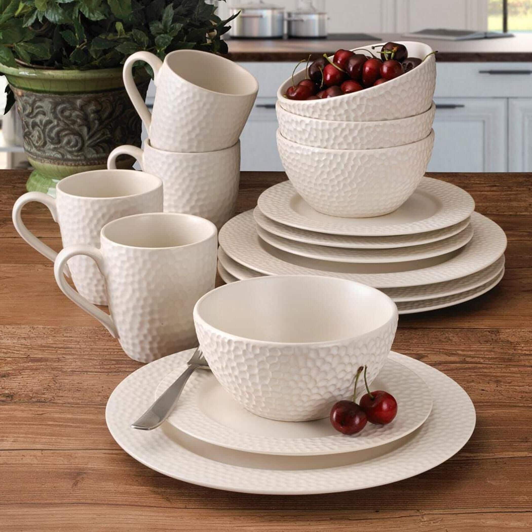 Mikasa Hayes White 16 Piece Dinnerware Set Service for 4 NFM