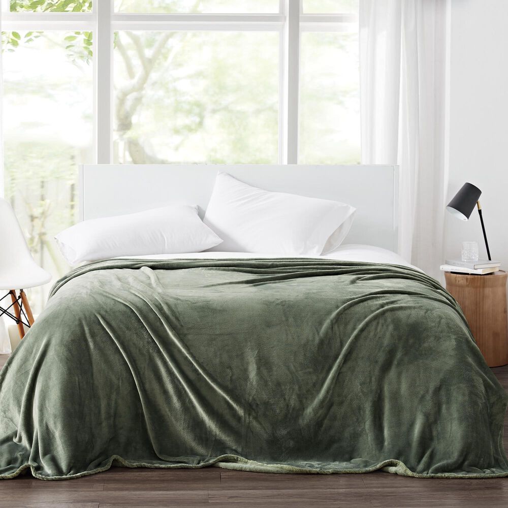 Pem America Cannon Solid Plush Full/Queen Blanket in Green, , large