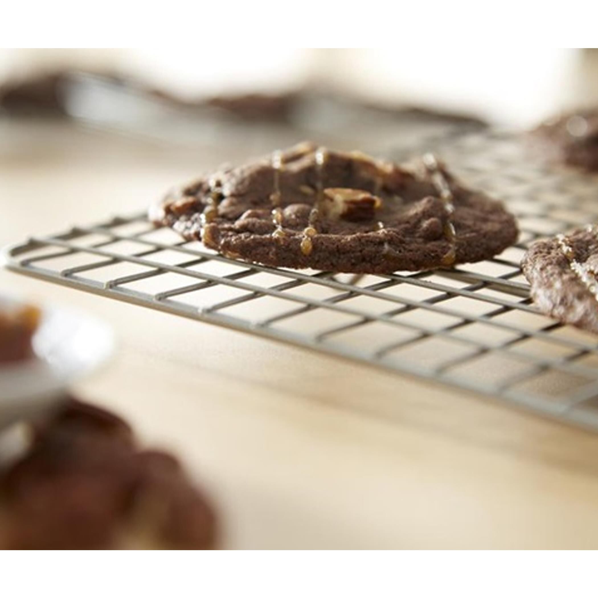 Quarter sheet shop pan cooling rack