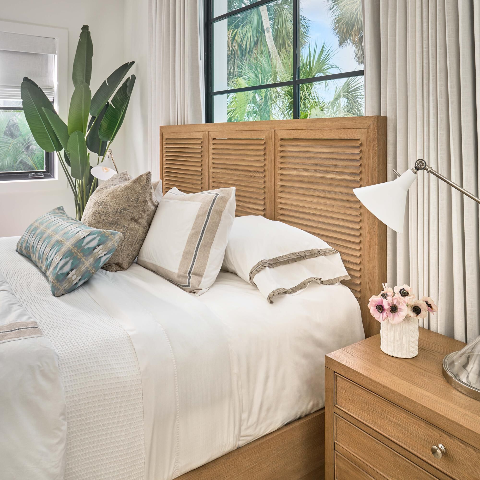 BeDoor レイディエンスファンデーションセット Universal Furniture Weekender 3-Piece King Panel Bedroom Set in