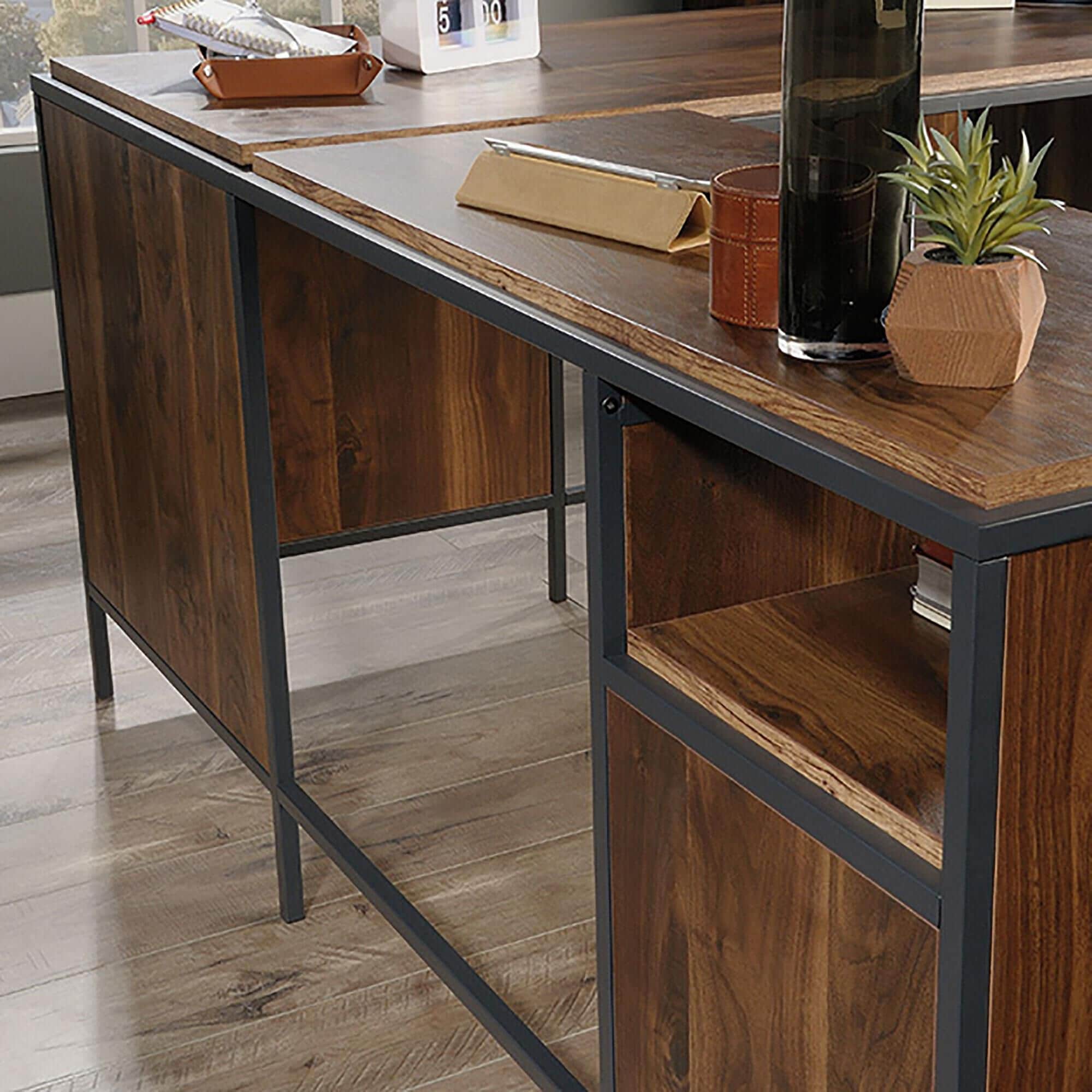 Nova 2025 industrial desk