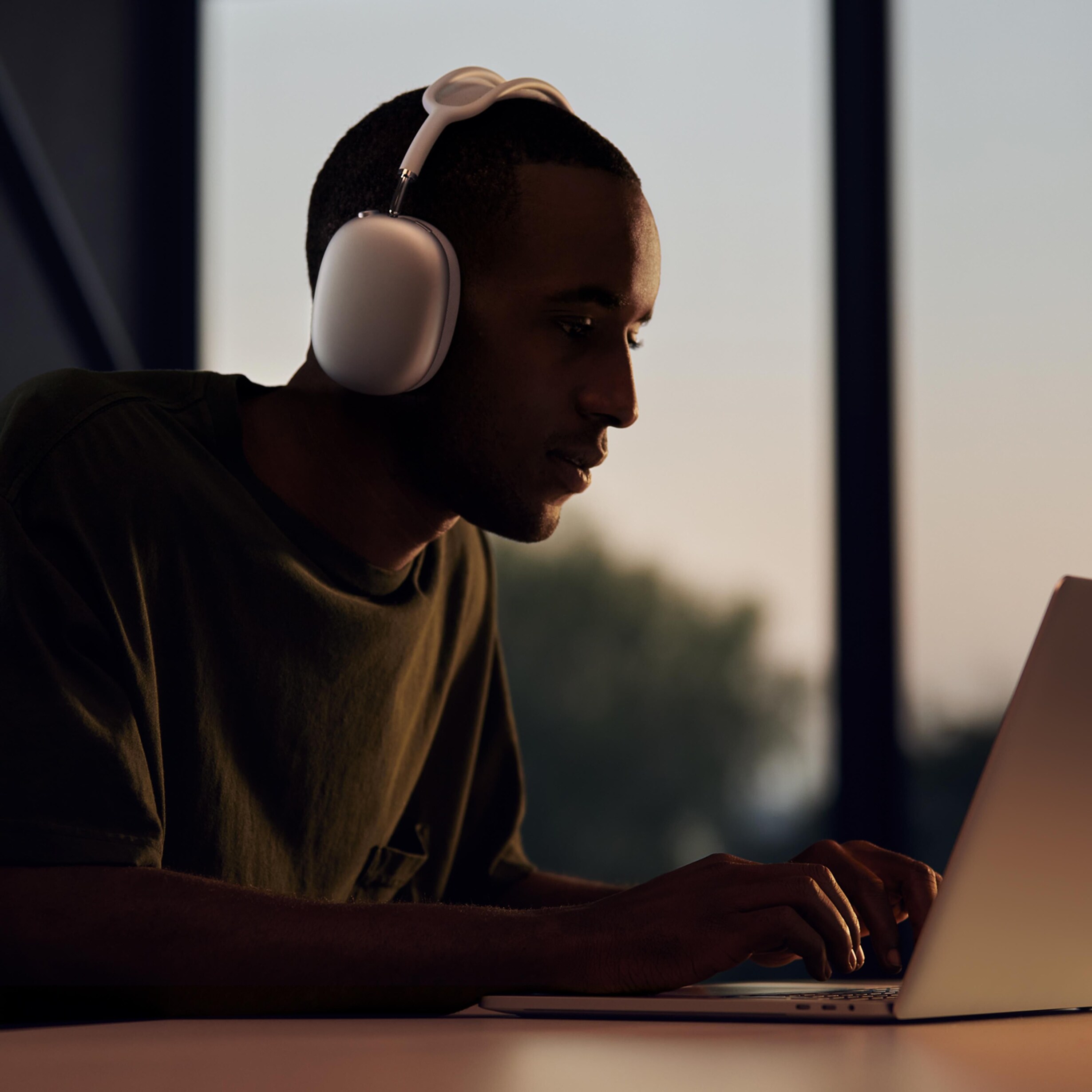 Apple AirPods Max in Silver NFM