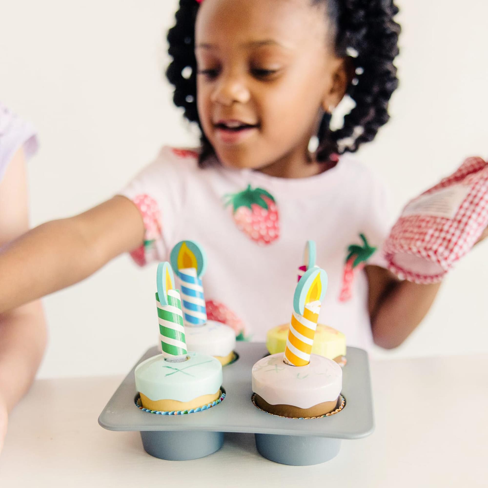 Melissa & shop doug cupcake set