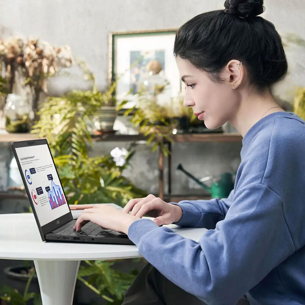 MSI Modern 15 H 15.6&quot; Laptop | Intel Core 9 270H - 32GB RAM - Intel Graphics - 1TB SSD in Classic Black, , large