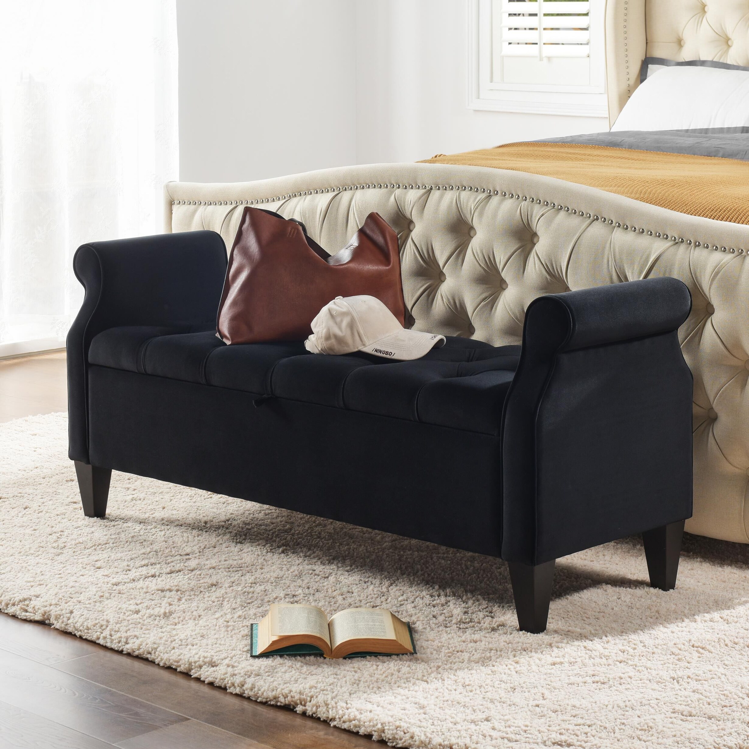 Arm bench with storage clearance