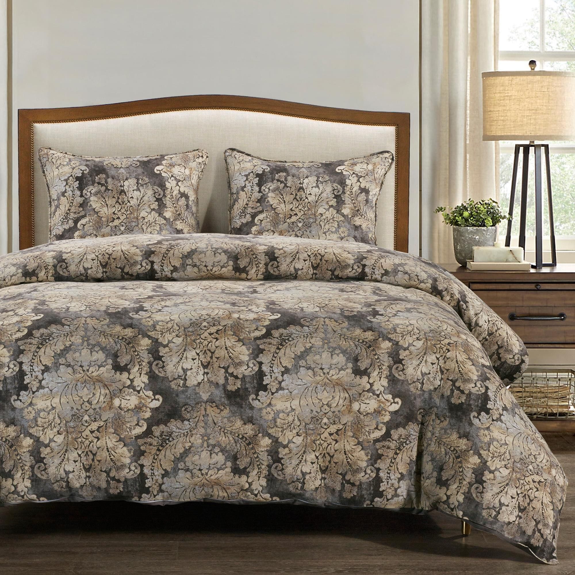 Light gray top queen comforter set