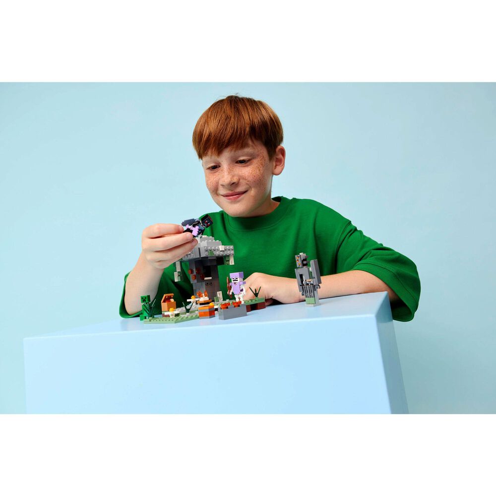 LEGO Minecraft The Pale Garden Building Set, , large