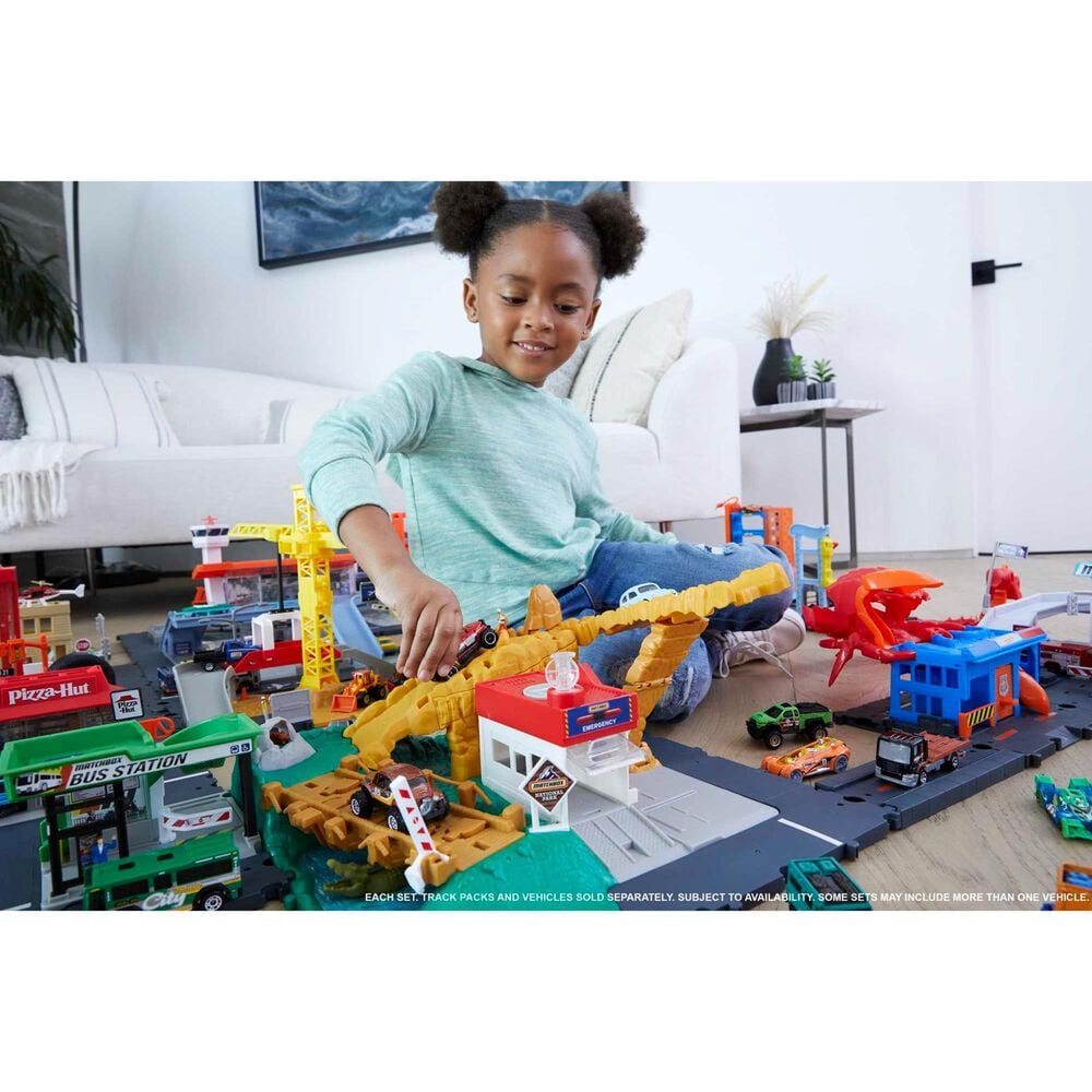 Hot Wheels City Downtown Express Car Wash Playset with 1 Toy Car in Multicolor, , large