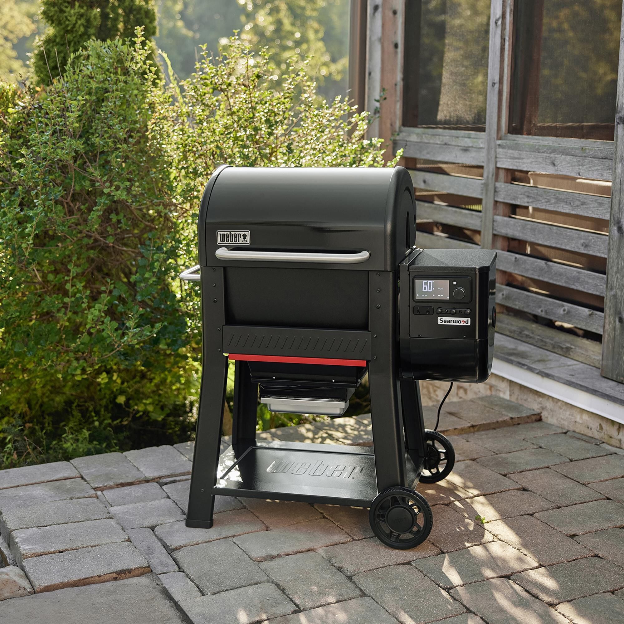 Weber Searwood 600 Pellet Grill in Black NFM