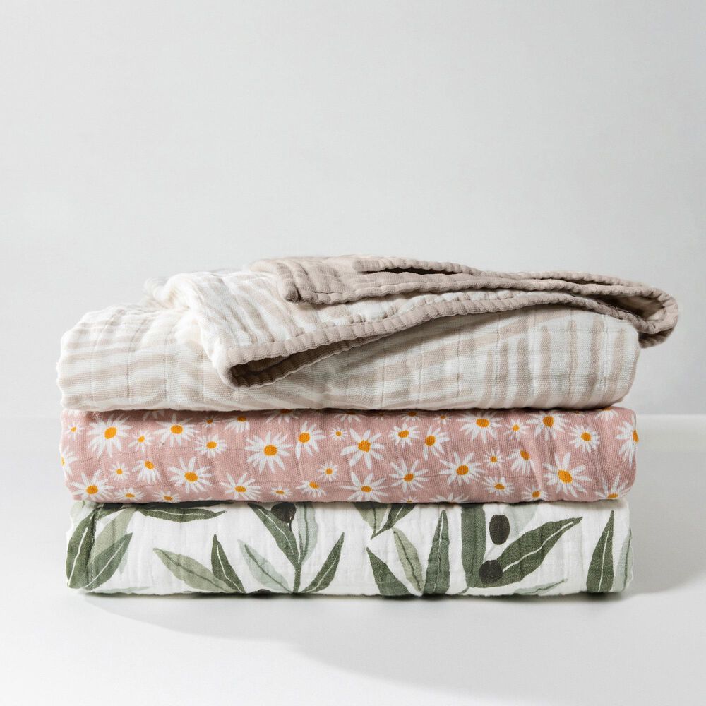 New Haus Olive Branches Muslin Quilt in Green and White, , large
